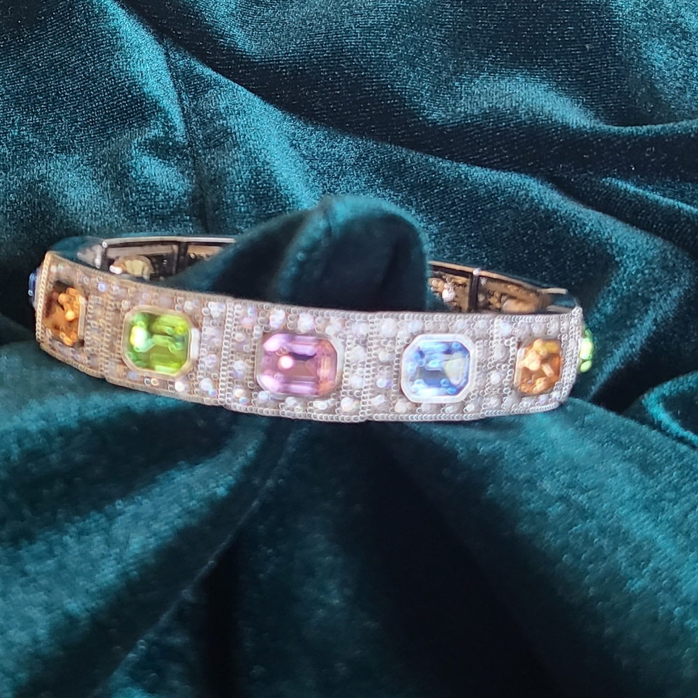 Lia Sophia pastel stretch bracelet.  7" plus stretch.❤️